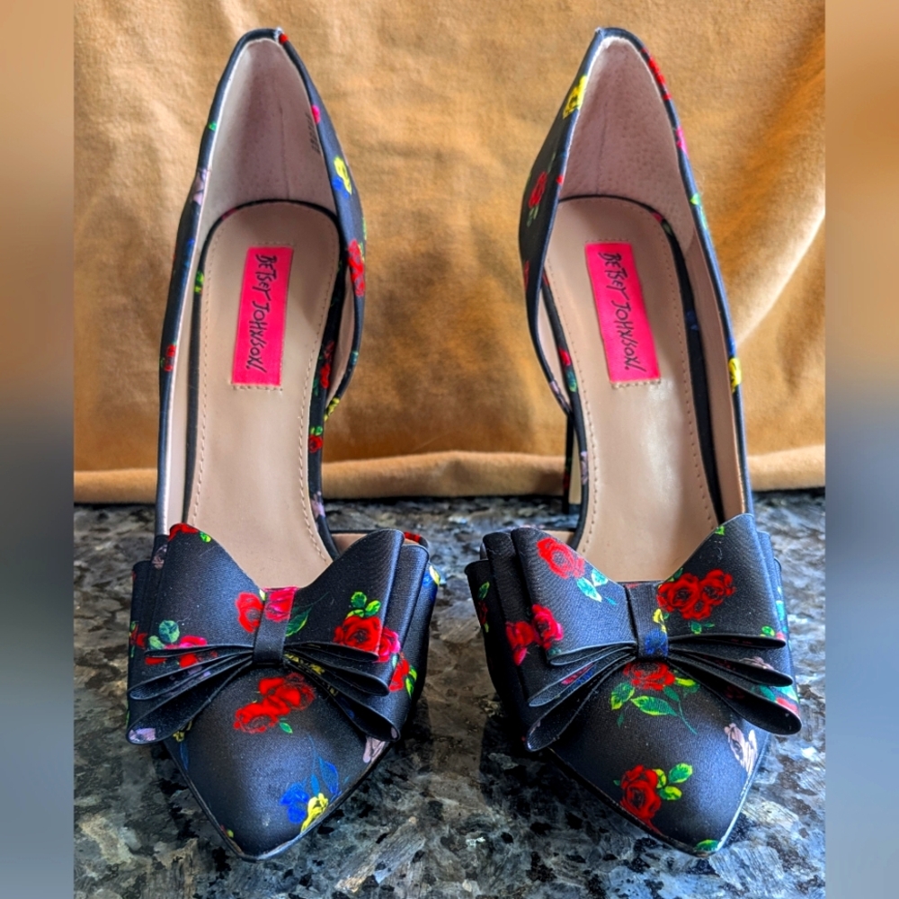 Floral Black Pumps with Bow by Betsey Johnson